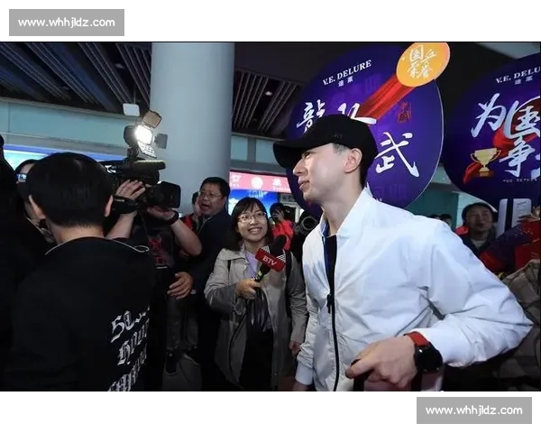 盐城球迷凯旋高铁站沸腾 鹿鸣欢歌致谢苏州